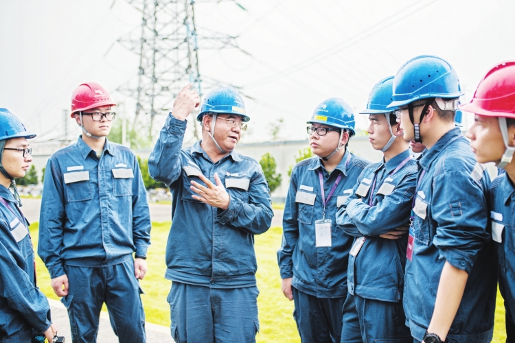 廣東電網(wǎng)東莞供電局變電管理二所檢修一班副班長何滿棠：“以匠人之心，守一畝三分地”