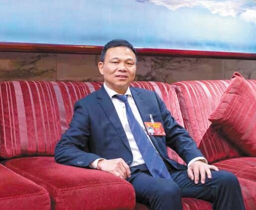 強(qiáng)電網(wǎng)優(yōu)服務(wù) 推動(dòng)城鄉(xiāng)一體化發(fā)展——訪全國(guó)人大代表、奧克斯集團(tuán)有限公司董事長(zhǎng)鄭堅(jiān)江