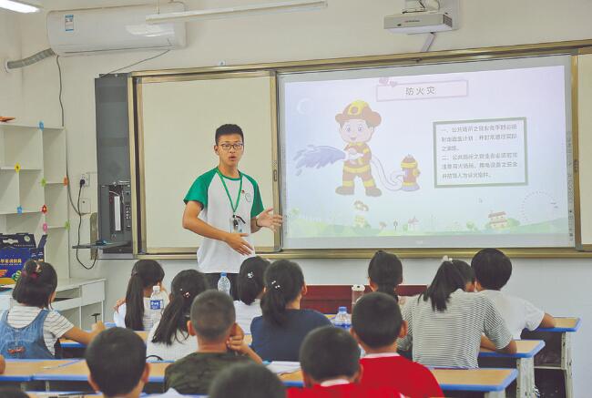 郝明?。簬椭嗳?傳遞更多溫暖