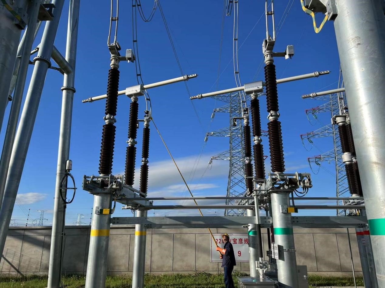 錫林郭勒超高壓供電公司圓滿完成塔寶I、II線間隔啟動(dòng)工作