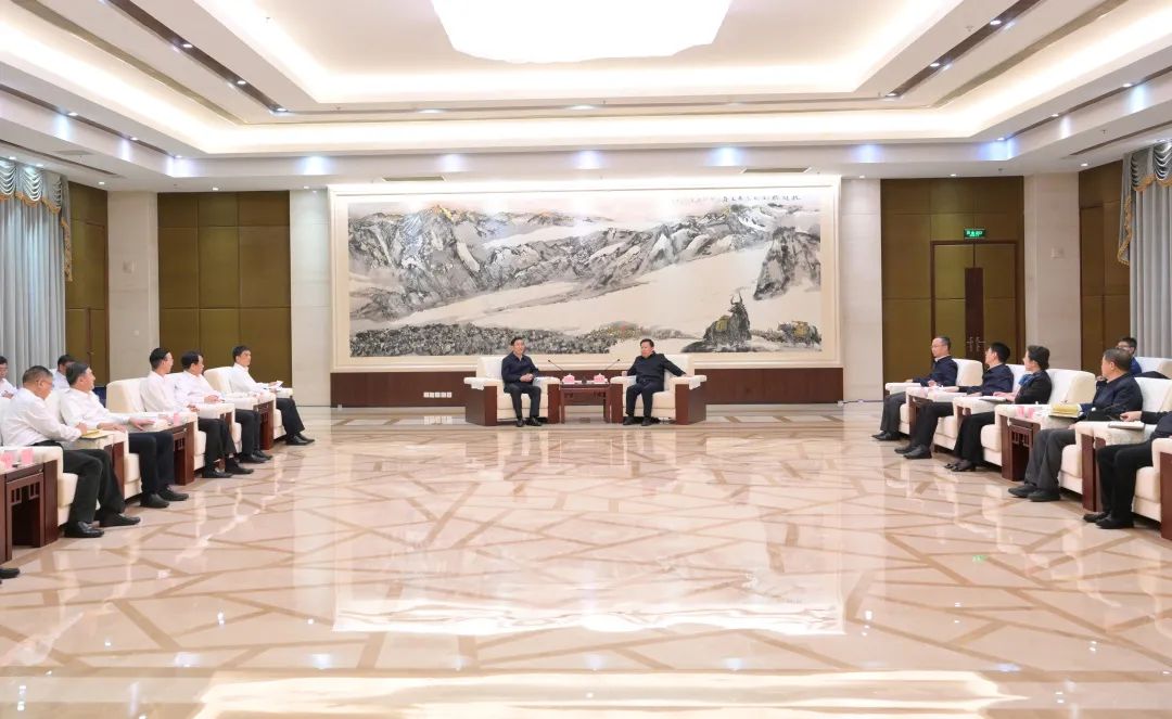 國(guó)家電網(wǎng)公司董事長(zhǎng)、黨組書(shū)辛保安與四川省委書(shū)記王曉暉會(huì)談