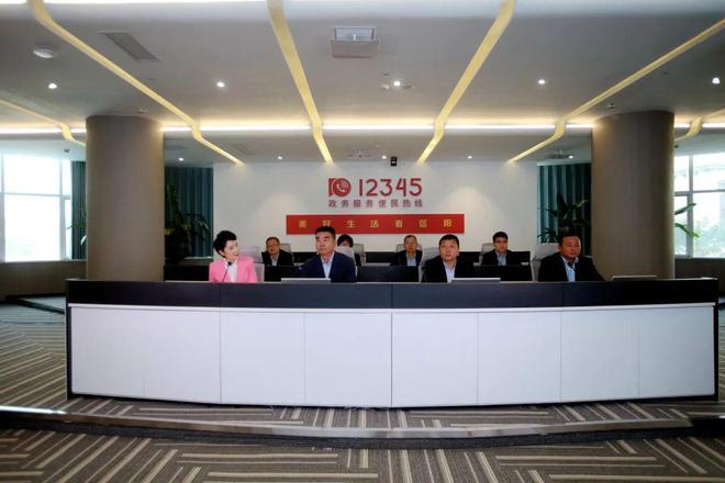 國網(wǎng)信陽供電公司領(lǐng)導現(xiàn)場接聽12345政務服務便民熱線