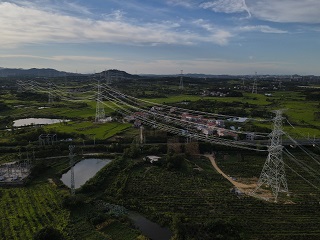 這項工程投產(chǎn)送電，將提高湖北省西電東送通道送電能力