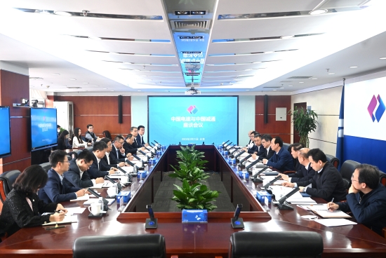 中國電建黨委書記、董事長(zhǎng)丁焰章與中國誠通集團(tuán)黨委書記、董事長(zhǎng)朱碧新會(huì)談