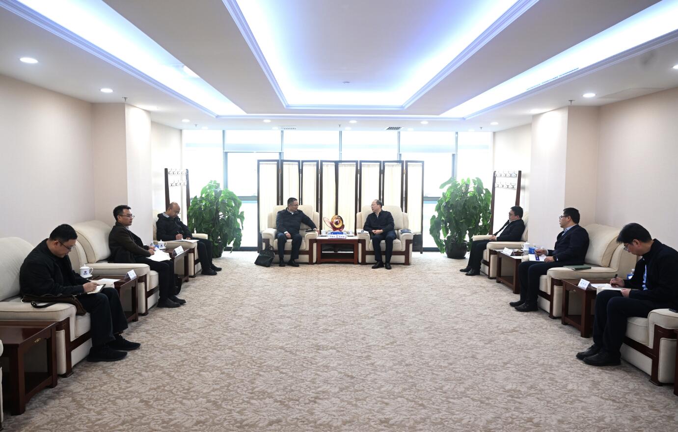 中國電建黨委常委、副總經(jīng)理徐鵬程與西藏開發(fā)投資集團黨委書記、董事長祁騰武會談
