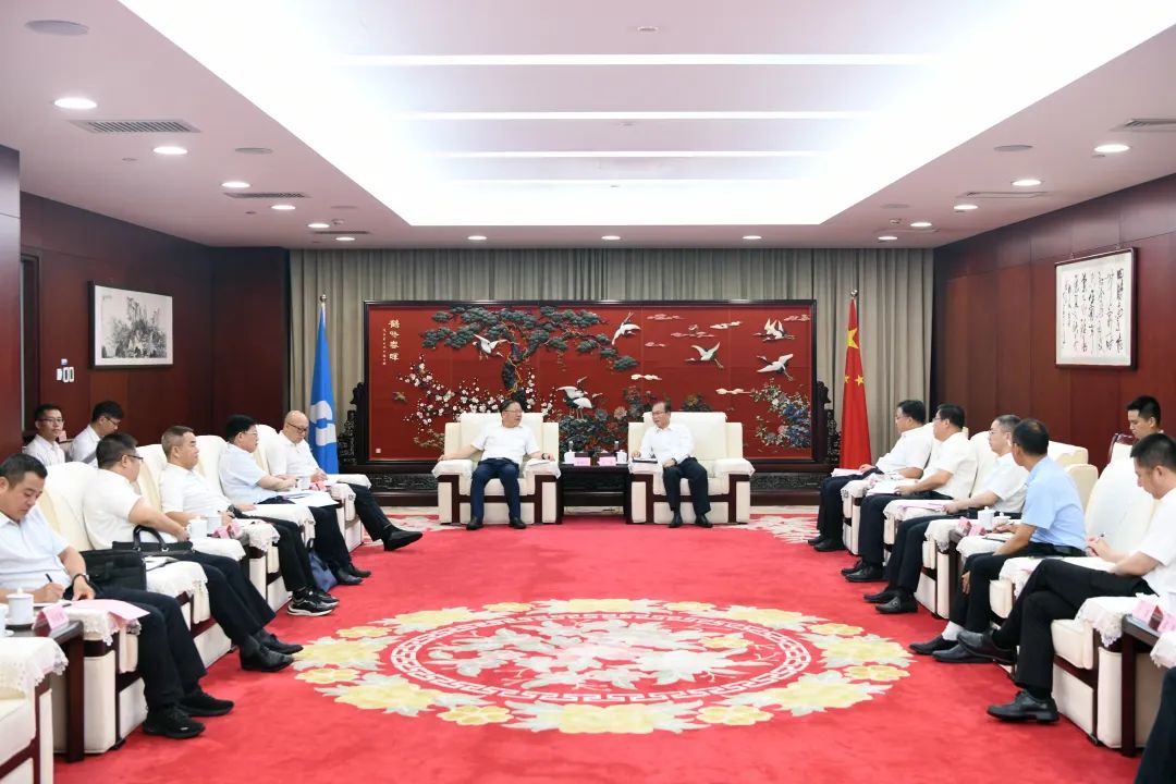 江毅與廣西壯族自治區(qū)人民政府黨組成員、國(guó)資委黨委書記秦如培舉行會(huì)談