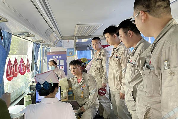 臨汾熱電公司組織“熱血與大愛(ài)同流，真情與奉獻(xiàn)同行”無(wú)償獻(xiàn)血活動(dòng)