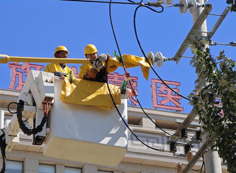阿拉善供電公司迎夏峰帶電消缺，保醫(yī)電“汗”衛(wèi)民生