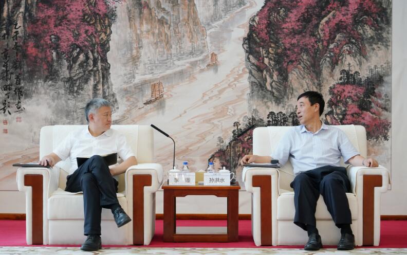 中國能建黨委副書記、總經(jīng)理孫洪水與重慶兩江投資集團(tuán)黨委書記、董事長李謹(jǐn)會(huì)談