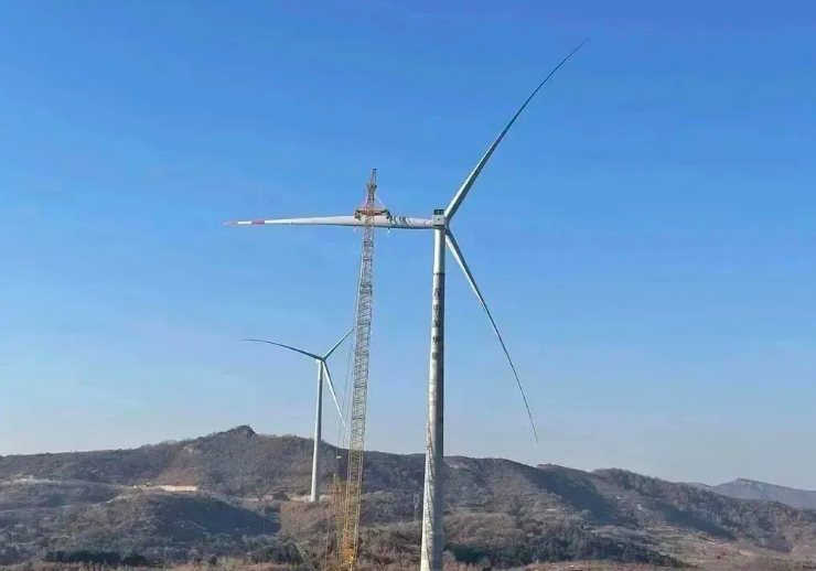 中石化起運公司營口風電項目首臺混塔圓滿吊裝！