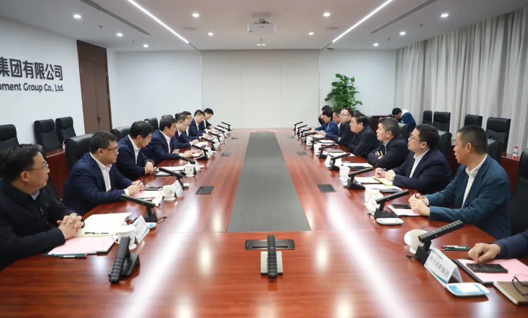 中國電氣裝備黨委書記、董事長白忠泉會(huì)見上海市靜安區(qū)委書記于勇