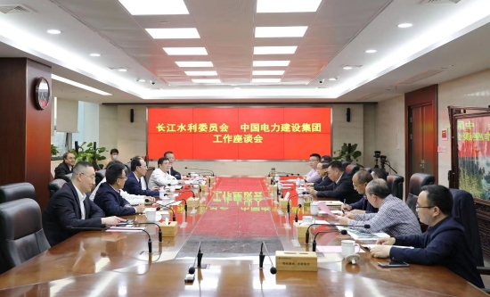 中國(guó)電建黨委書記、董事長(zhǎng)丁焰章與長(zhǎng)江水利委員會(huì)黨組書記、主任劉冬順會(huì)談