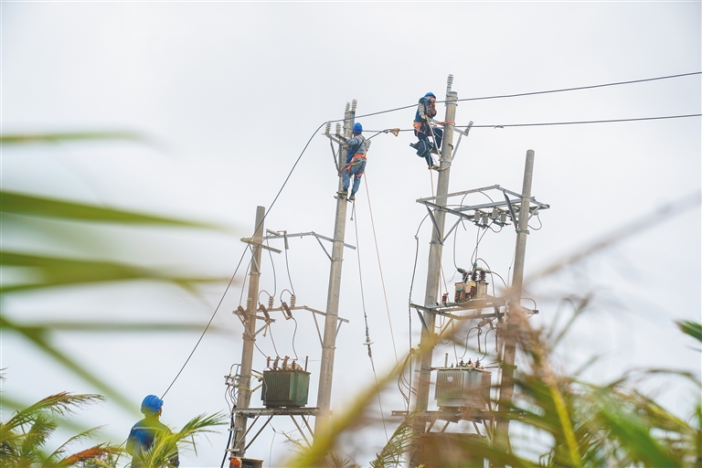 保亭、三亞等多個(gè)市縣供電隊(duì)伍全力支援文昌搶修復(fù)電