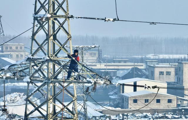 新疆阿克蘇地區(qū)首次帶電作業(yè)清除輸電線(xiàn)路積雪