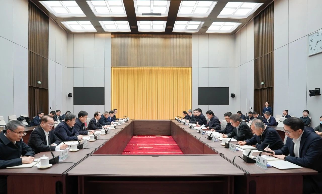 華電集團(tuán)董事長(zhǎng)江毅、總經(jīng)理葉向東與國(guó)家電網(wǎng)董事長(zhǎng)張智剛、總經(jīng)理龐驍剛舉行會(huì)談